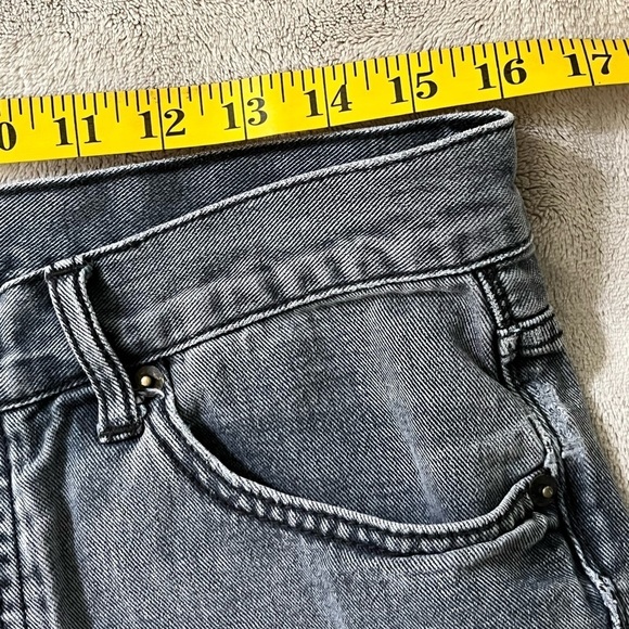 BDG Urban Outfitters Charcoal colored Raw Hem Distressed Denim Shorts Size 32 - Picture 10 of 11